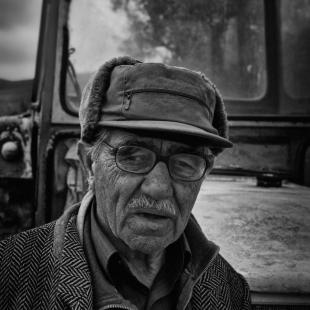 μια στάση εδώ