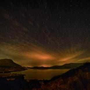 Η ΛΙΜΝΗ ΚΑΙ ΤΑ ΑΣΤΡΑ