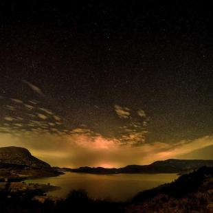 Κοντὰ στὴ λίμνη καὶ στὸν οὐρανὸ 
